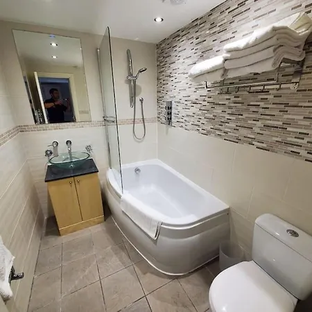 Central Windsor 2 Bedroom Flat With Free Parking Extérieur photo
